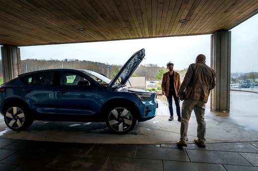 Inspection de la voiture. Jim Rowan, PDG de Volvo, et Jonas Fröberg, journaliste de DN.