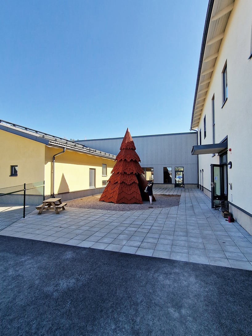 UMA installe une bibliothèque pour enfants dans une installation en forme d'épicéa en Suède