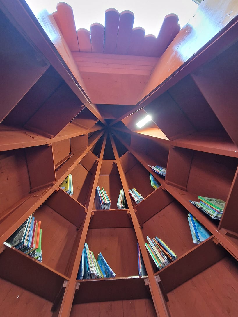 En Suède, UMA installe une bibliothèque pour enfants à l'intérieur d'une installation en forme d'épicéa