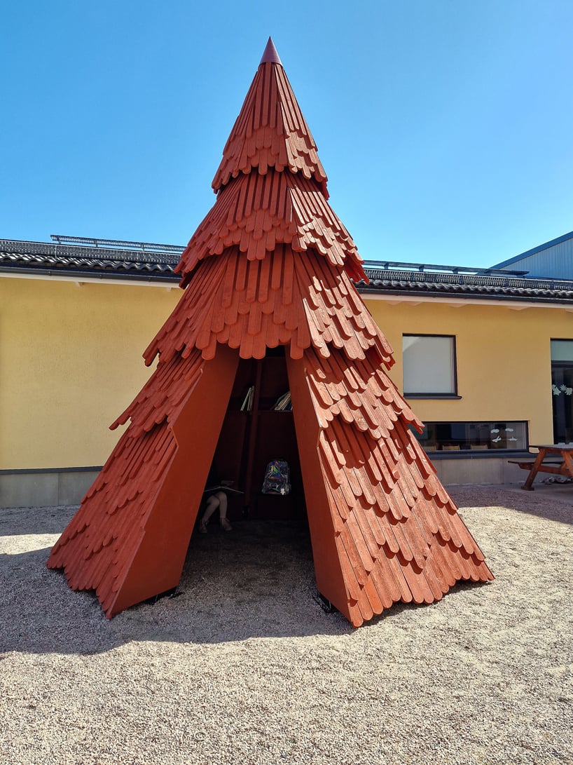 En Suède, UMA installe une bibliothèque pour enfants à l'intérieur d'une installation en forme d'épicéa