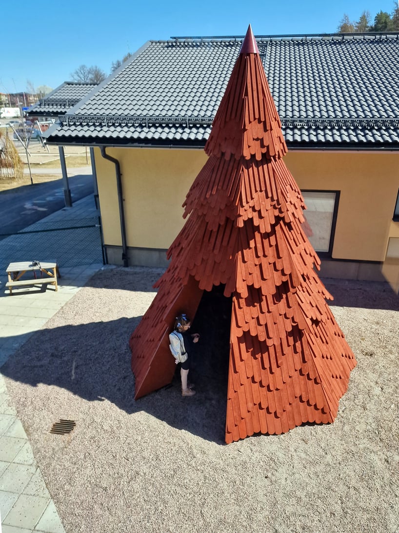 En Suède, UMA installe une bibliothèque pour enfants à l'intérieur d'une installation en forme d'épicéa