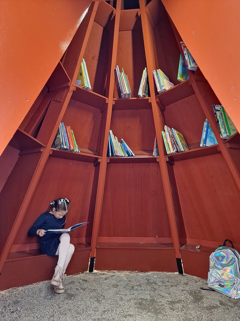 UMA intègre une bibliothèque pour enfants dans une installation en forme d'épicéa en Suède