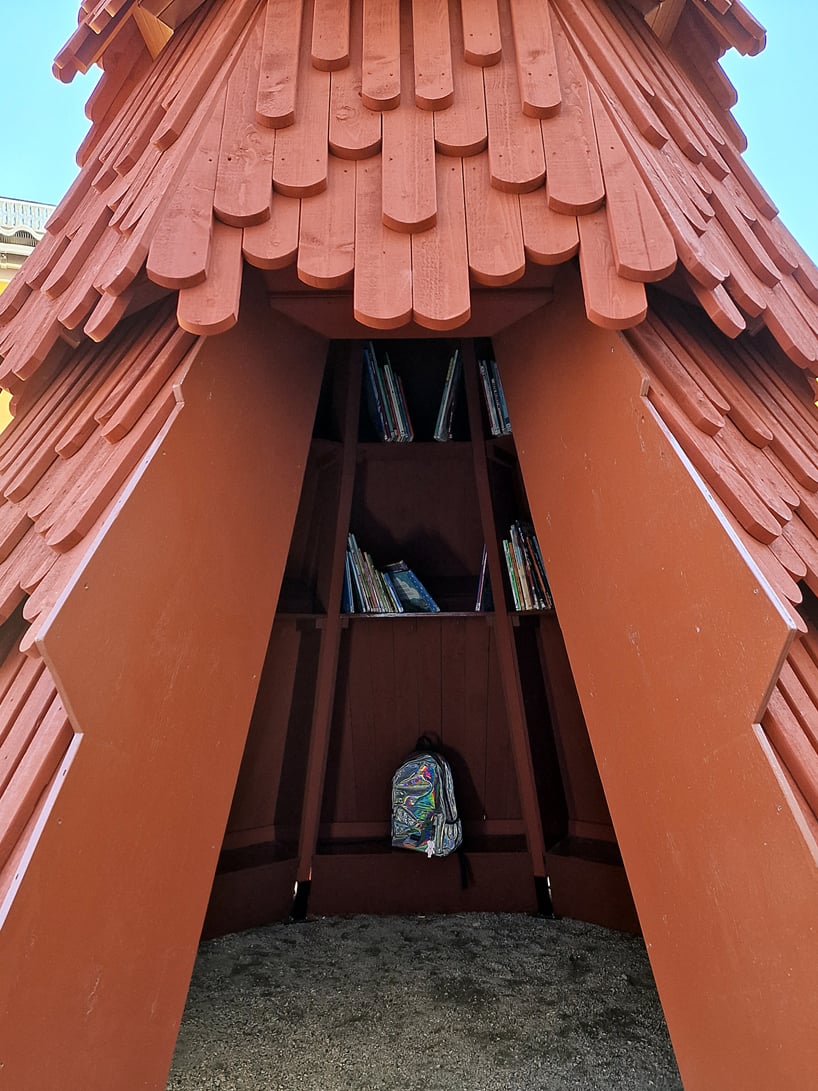 En Suède, UMA installe une bibliothèque pour enfants dans une installation en forme d'épicéa