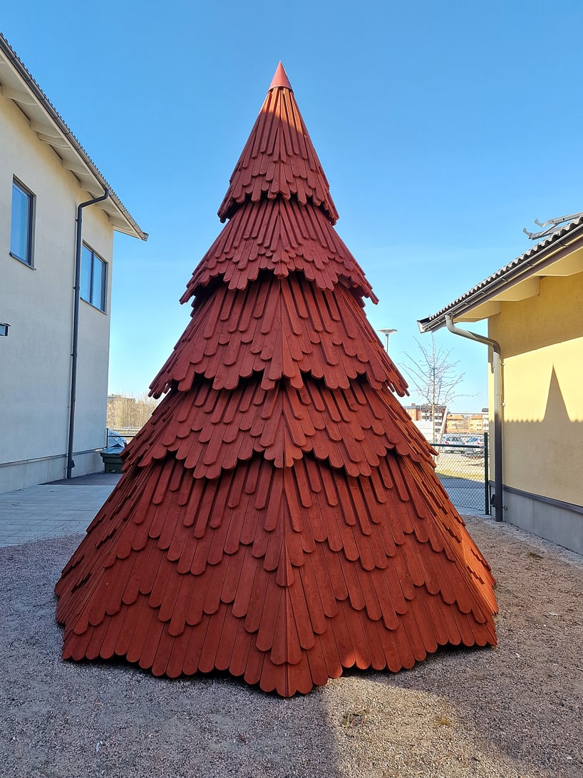 En Suède, UMA installe une bibliothèque pour enfants à l'intérieur d'une installation en forme d'épicéa