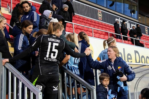 Hedvig Lindahl encourage Elvira Björklund, la jeune gardienne de 19 ans de Djurgården, après le match contre Rosengård (défaite 1-2). Le vétéran s'inquiète plus du fait qu'elle mette l'équipe dans une situation difficile en ne pouvant pas jouer, que de la blessure elle-même. 