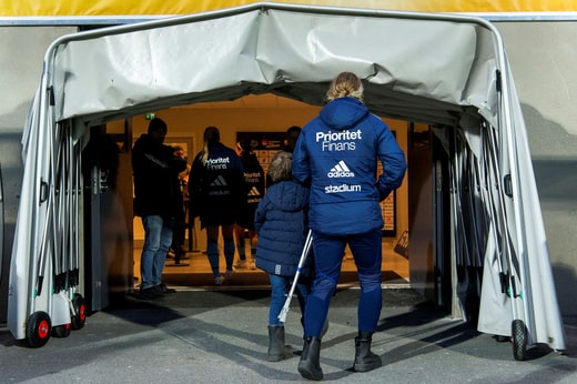La blessure s'est produite à l'entraînement le mercredi 12 avril. Hedvig Lindahl a été vue avec des béquilles lors du match contre Rosengård au stade de Stockholm deux jours plus tard.