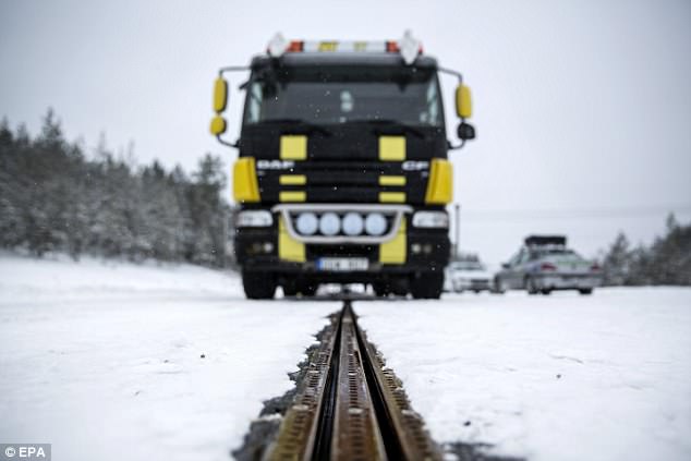 En 2018, la Suède a testé le premier rail de recharge pour véhicules électriques au monde sur un tronçon de route d'un kilomètre entre l'aéroport d'Arlanda, à Stockholm, et Rosersberg.