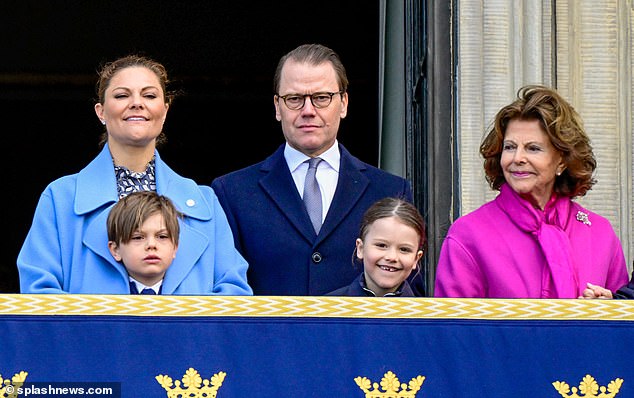 À un moment donné, le jeune prince s'est réfugié dans le manteau de sa mère, la princesse héritière Victoria.