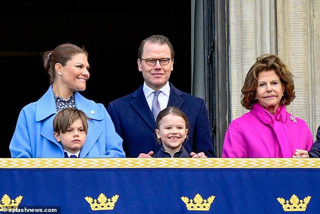 Le jeune prince est apparu aux côtés des membres de sa famille, dont sa mère, la princesse héritière Victoria, et son père, le prince Daniel.