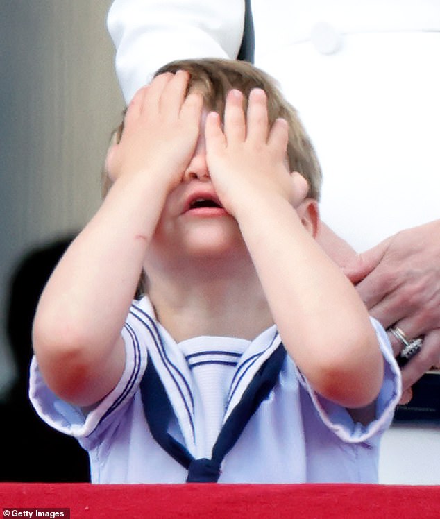 Les pitreries du prince Oscar rappellent celles du prince Louis lors des célébrations du jubilé de platine en juin dernier (photo).