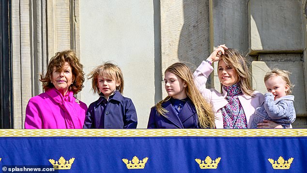 Par ailleurs, les membres de la famille royale suédoise, dont la reine Silvia, la princesse Estelle et la princesse Sofia, étaient élégants, bien qu'un peu balayés par le vent, lorsqu'ils sont apparus sur le balcon.