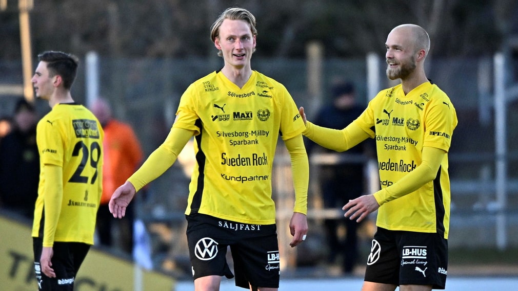 Alexander Johansson est félicité pour son but 1-0 contre Varberg - le plus rapide du tour d'ouverture de l'Allsvenskan 2023.