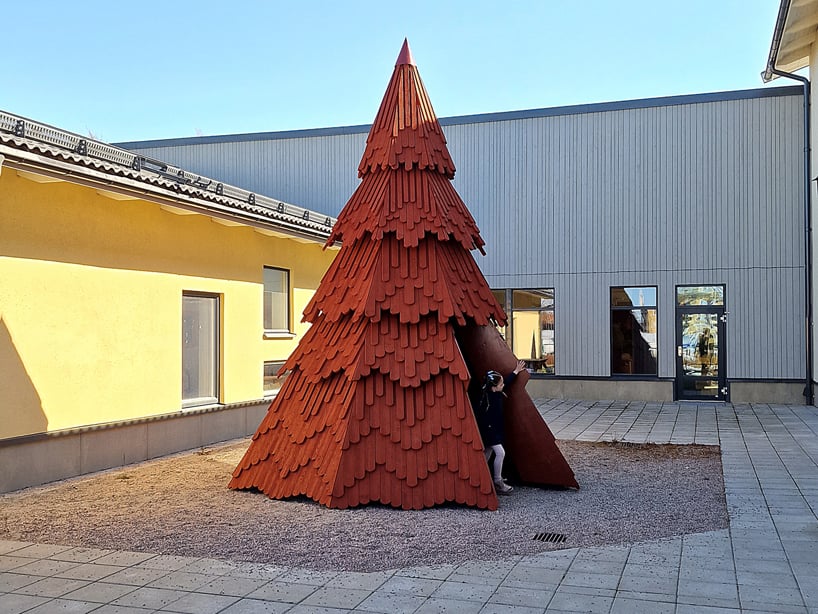 En Suède, UMA installe une bibliothèque pour enfants à l'intérieur d'une installation en forme d'épicéa