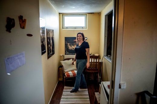 La chambre que loue Jelena ne comporte qu'un petit bureau et une chaise. L'alcôve où l'on dort est visible à droite.