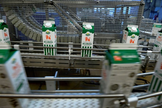 Quatre laiteries produisent 98 % du lait pesé en Suède. Arla Foods est le leader du marché.