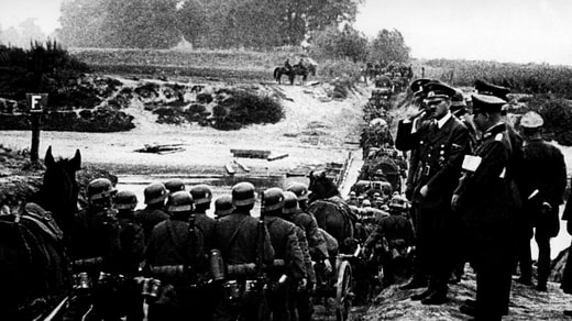 Adolf Hitler avec les troupes allemandes pendant la Seconde Guerre mondiale.