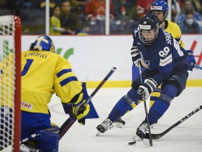 La défenseuse finlandaise Ronja Savolainen (88) attaque le filet défendu par la gardienne suédoise Sara Grahn (1) et marque pendant la troisième période du Championnat du monde de hockey féminin de l'IIHF à Brampton, Ontario, le dimanche 9 avril 2023....