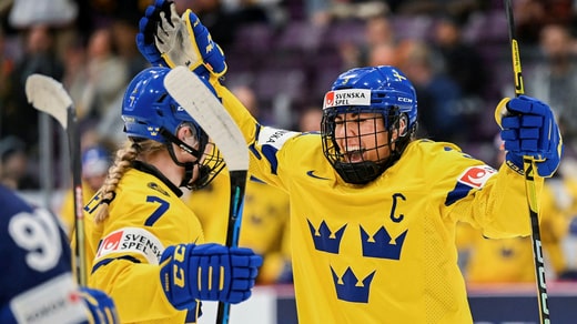 La capitaine suédoise Anna Kjellbin célèbre avec la buteuse du 2-0 Mira Jungåker.