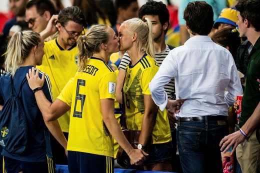 Magdalena Eriksson et Pernille Harder lors de la Coupe du monde 2019, où la star de l'équipe nationale danoise Harder a soutenu Eriksson depuis les tribunes dans un maillot bleu et jaune. La photo du couple s'embrassant est devenue virale.