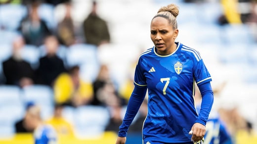 Madelen Janogy a débuté dans le rôle de milieu offensif de Kosovare Asllani.