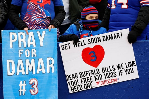 Le soutien à Hamlin après l'accident a été massif. De nombreuses pancartes ont été vues dans les tribunes de la NFL aux Etats-Unis.