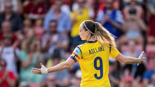 Kosovre Asllani a porté le brassard de capitaine aux couleurs de l'arc-en-ciel lors du Championnat d'Europe cet été, même si ce n'est pas exactement le brassard 