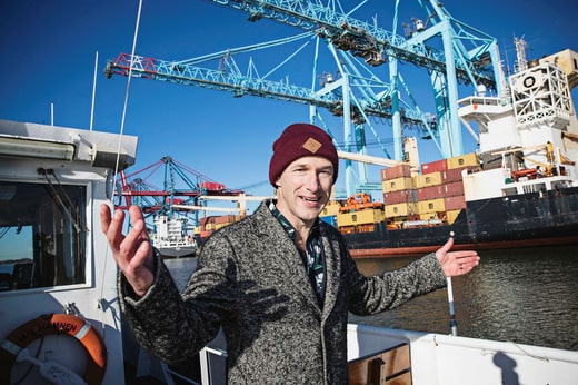 Environ 20 navires par semaine quittent le port à conteneurs, qui peut être chargé de 10 000 conteneurs au maximum, explique Patrik Benrick, responsable du développement stratégique et de l'innovation.