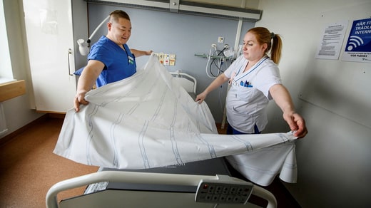 L'infirmier assistant Johan Klingvall Söderberg et l'assistante Madelene Svan se relaient dans le service 354. 