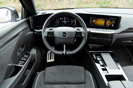 L'Opel Astra a hérité du design de l'intérieur et des boutons d'autres modèles du groupe Stellantis.