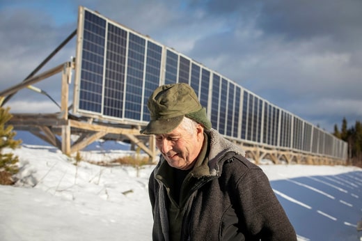 Olof Söderström devant la digue. Elle a été construite de manière à ce que les panneaux solaires de la rangée précédente ne projettent pas d'ombre sur la rangée suivante.