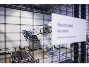 Un bras robotisé démonte des batteries au centre de recherche et de développement de NorthVolt AB Labs à Vasteras, en Suède, le mardi 15 février 2022. L'entreprise suédoise Northvolt est à la tête d'un effort visant à forger un champion régional capable de battre ses rivaux asiatiques.