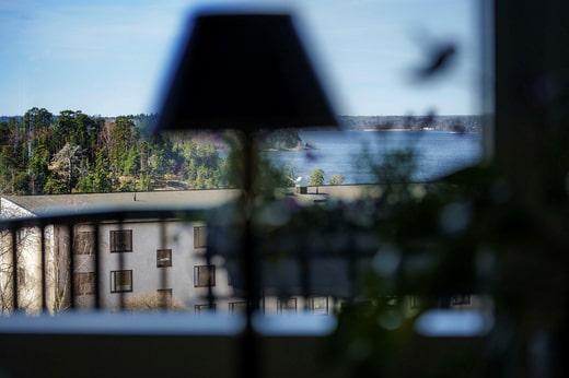 Vue sur le lac. Le prix est légèrement supérieur à 33 000 SEK par mètre carré. A comparer avec la vue depuis la tour nord où le prix est de 200 000 SEK par mètre carré.