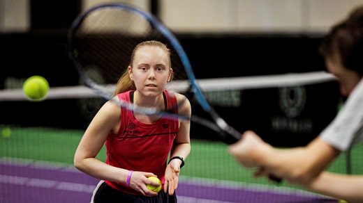 Emilia Schlosser, entraîneuse de tennis, a été la seule femme entraîneuse dans son club.