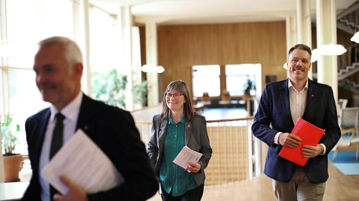 Une photo prise en novembre de l'année dernière : de gauche à droite, le chef de groupe des sociaux-démocrates Jonas Attenius, Karin Pleijel du Parti vert et Daniel Bernmar du Parti de gauche.