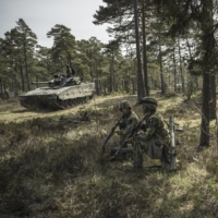 Des soldats suédois effectuent un exercice d'entraînement sur l'île de Gotland, en Suède, en mai 2022. | SERGEY PONOMAREV / THE NEW YORK TIMES