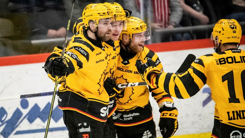 Elias Salomonsson de Skellefteå (deuxième à partir de la gauche) applaudit avec ses coéquipiers après son but 0-1.