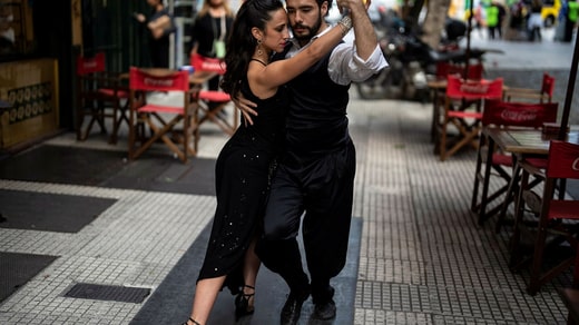 Des artistes de tango se produisent pour les touristes à Buenos Aires.
