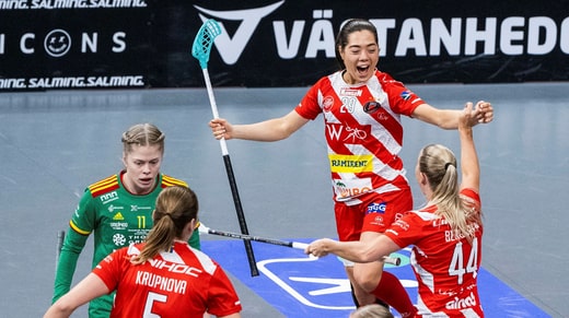 Caroline Adelöw (29) de Pixbo célèbre son but 1-2 avec Amanda Berggren (44) et Eliska Krupnova (5).