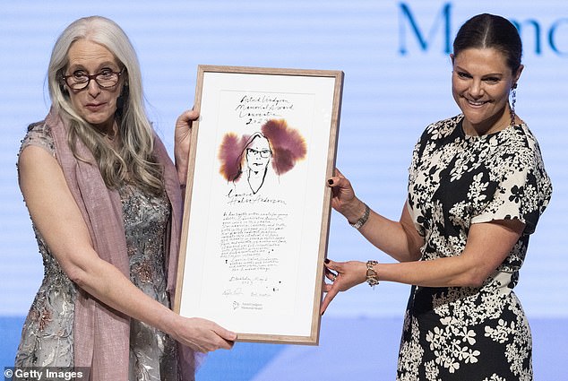 La princesse était rayonnante lorsqu'elle a accueilli sur scène la lauréate de cette année, Laurie Halse Anderson (photo), et lui a remis son prix.