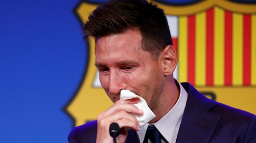 Lionel Messi a pleuré en annonçant lors d'une conférence de presse que le FC Barcelone ne pouvait pas lui offrir un nouveau contrat après la saison 2021 pour des raisons financières. Peu de temps après, il a signé au Paris Saint-Germain.