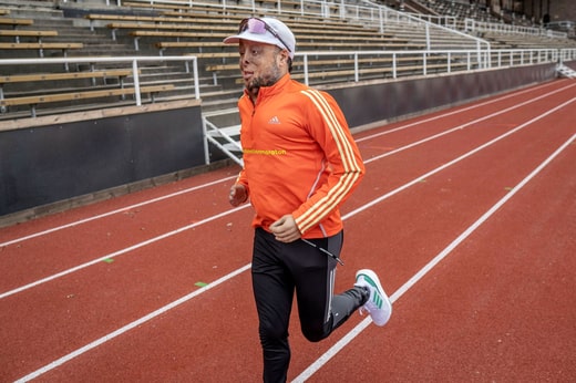 Masoud Owji a réappris à marcher et à courir après une année passée sur un lit d'hôpital. 