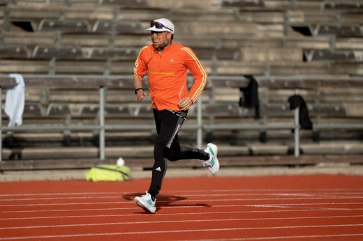 Malgré de graves difficultés physiques, Masoud Owji court le mile en 44 minutes environ.