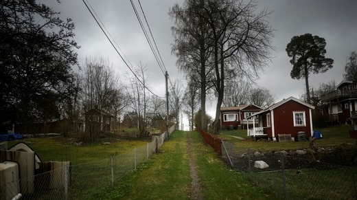 Il faut quelques minutes pour aller d'un bout à l'autre de l'île. En mai, l'île commence à se réveiller, lorsque de nombreux habitants du continent retournent dans leurs maisons de campagne. Au milieu de l'été, elle est particulièrement populaire.