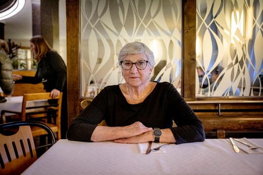 Berit Wahlgren sponsorise les joueuses de Djurgården depuis 1988, sauf pendant la pandémie, où elle n'avait pas d'argent. Mais elle a pu assister à un match, alors que seules huit personnes étaient autorisées à entrer. 