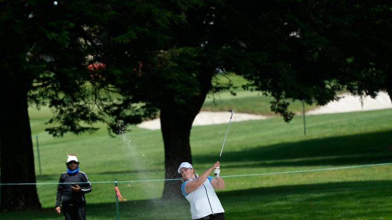 La Suédoise Caroline Hedwall, au centre, frappe vers le troisième green à...