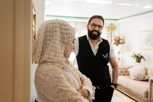 Bilal a remarqué une grande différence dans le développement de sa langue lorsqu'il a obtenu un emploi où il parlait quotidiennement le suédois.