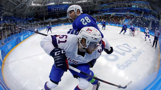 Ales Kranjc (numéro 28) lors des Jeux olympiques de 2018. Trois ans plus tard, il a été diagnostiqué comme étant atteint d'als.