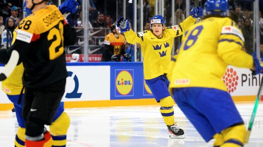 Jonathan Berggren applaudit après que son coéquipier Oscar Lindberg ait cadré son tir.