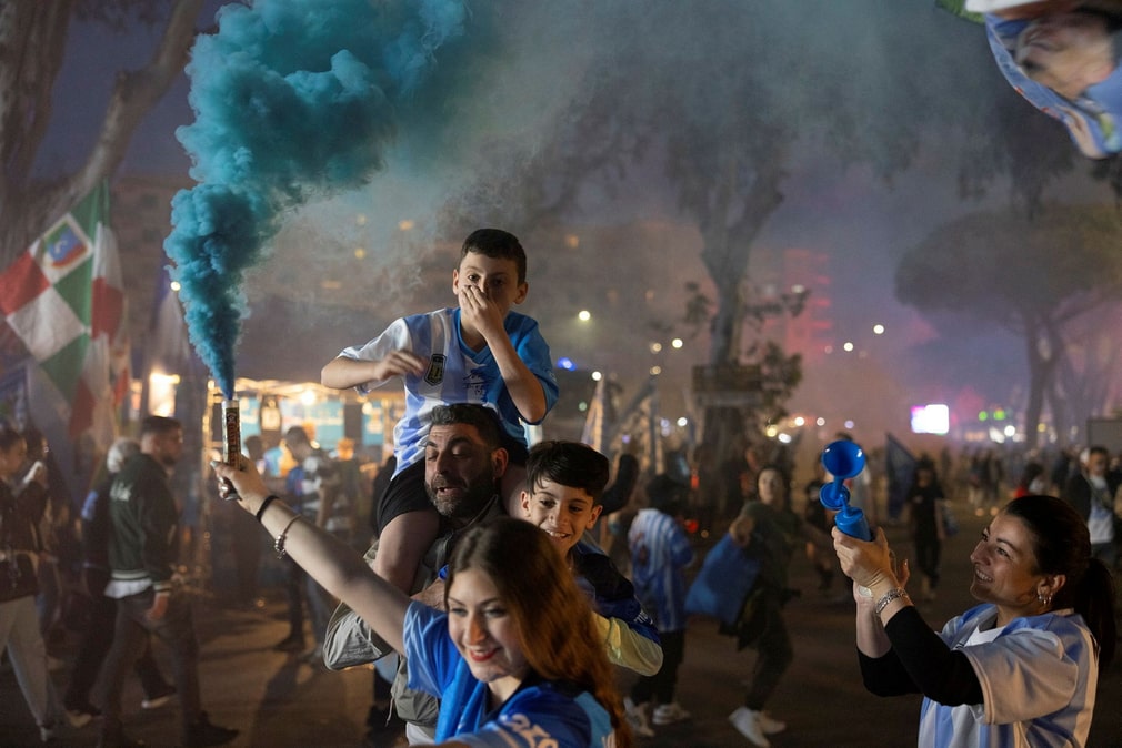 Les supporters sont restés de longues heures à l'extérieur du stade après le match à domicile contre la Fiorentina, lorsque le titre de champion a été définitivement acquis. Mais les incidents ont été rares, bien que la majorité de la population soit sortie dans les rues pour fêter l'événement.