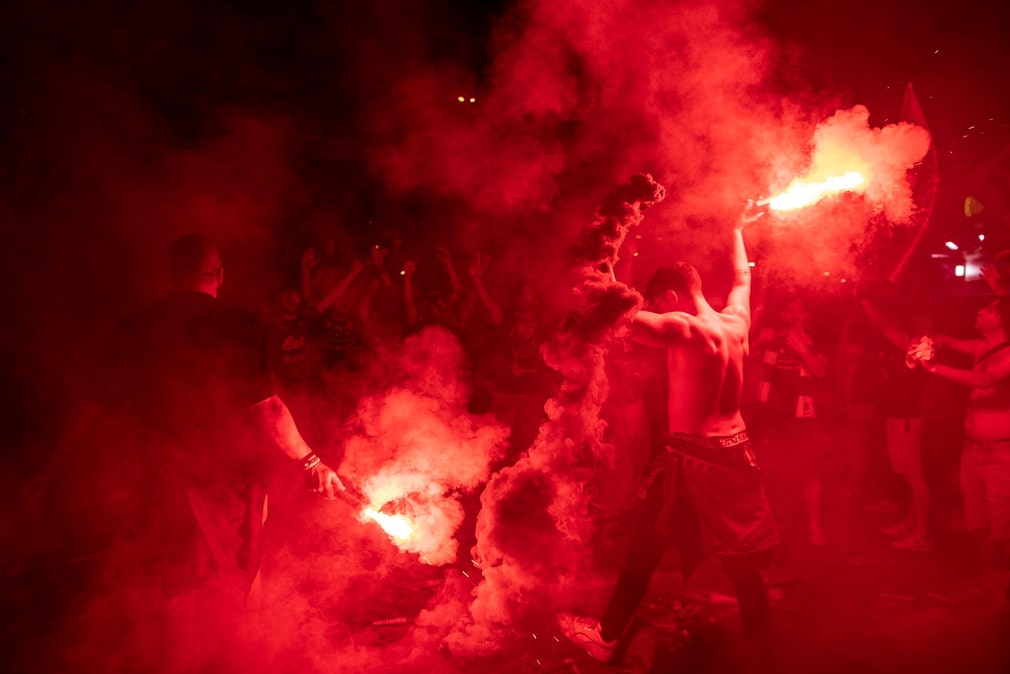 Les pièces pyrotechniques ne semblent jamais se terminer à Naples. Au coin des rues, il reste des boîtes de feux d'artifice déjà tirés, les soirées sont éclairées par la fumée et les feux de Bengale.